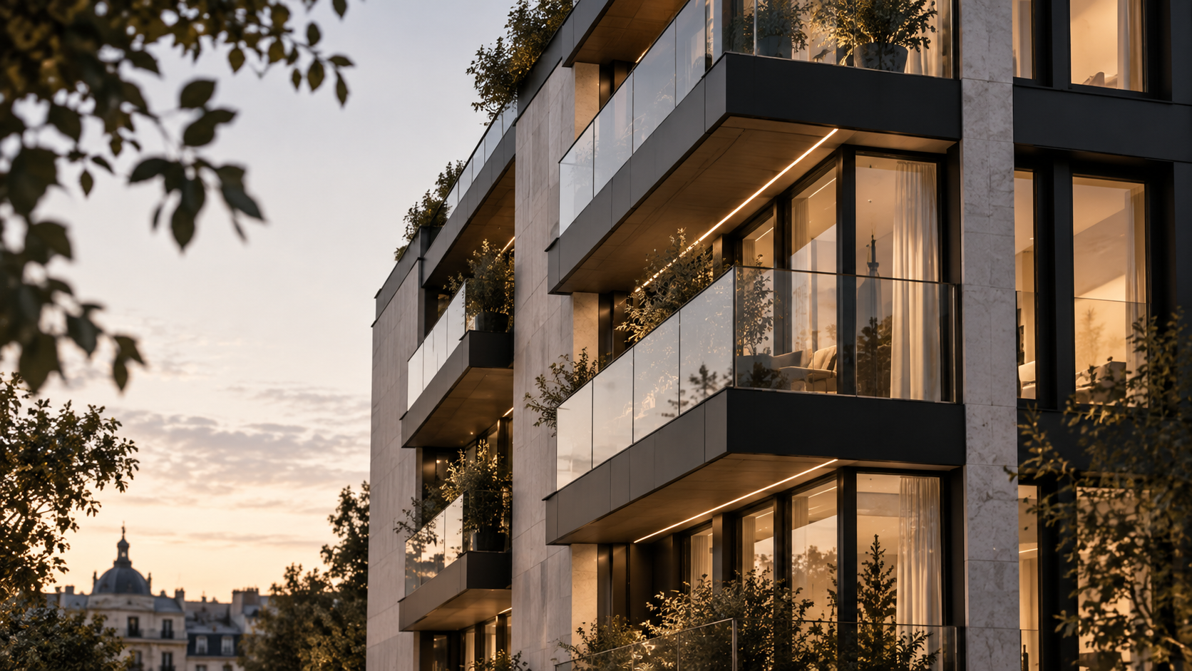 Fachada contemporánea de edificio residencial con balcones de cristal